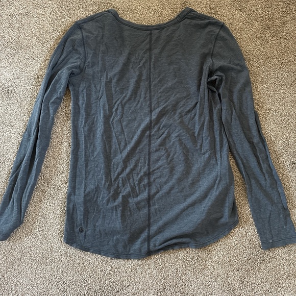 Women's Lululemon Gray Long Sleeve Top - Picture 2 of 4